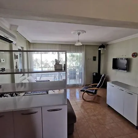 Cheerful 3 Bedroom Summer House 100m To The Beach. Dom wakacyjny Kusadası